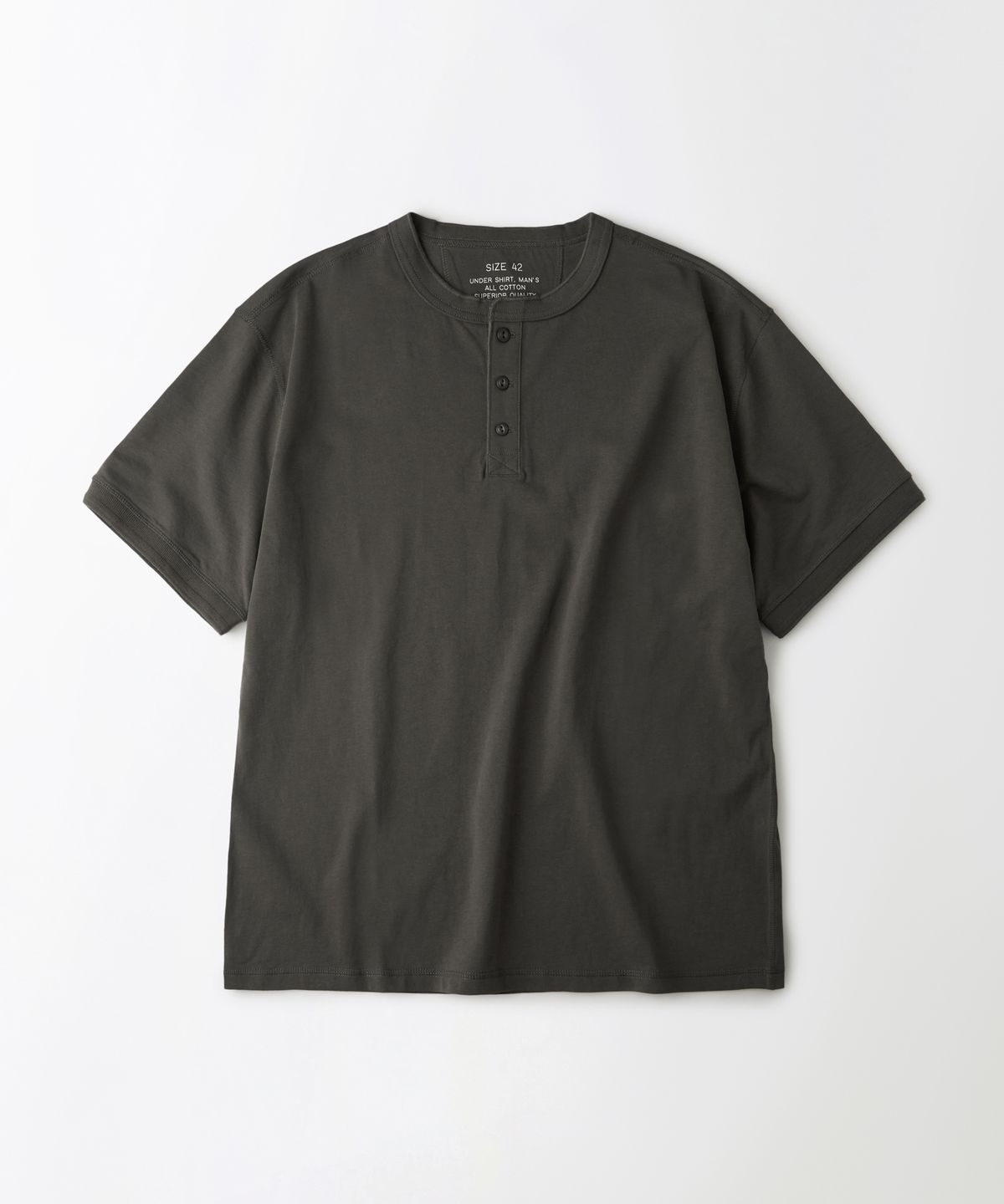 아웃스탠딩(OUTSTANDING) HENLEY NECK HALF SLEEVE TEE_CHARCOAL