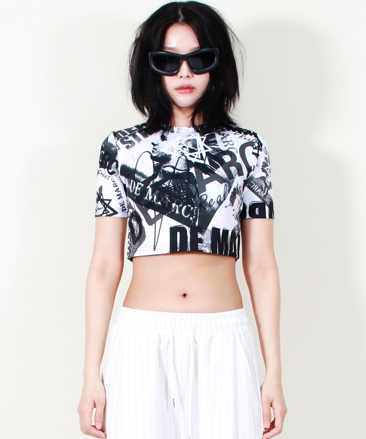 드마크(DEMARC) PUNK GRAFFITI GRAPHIC CROP T-SHIRT SHORT SLEEVE