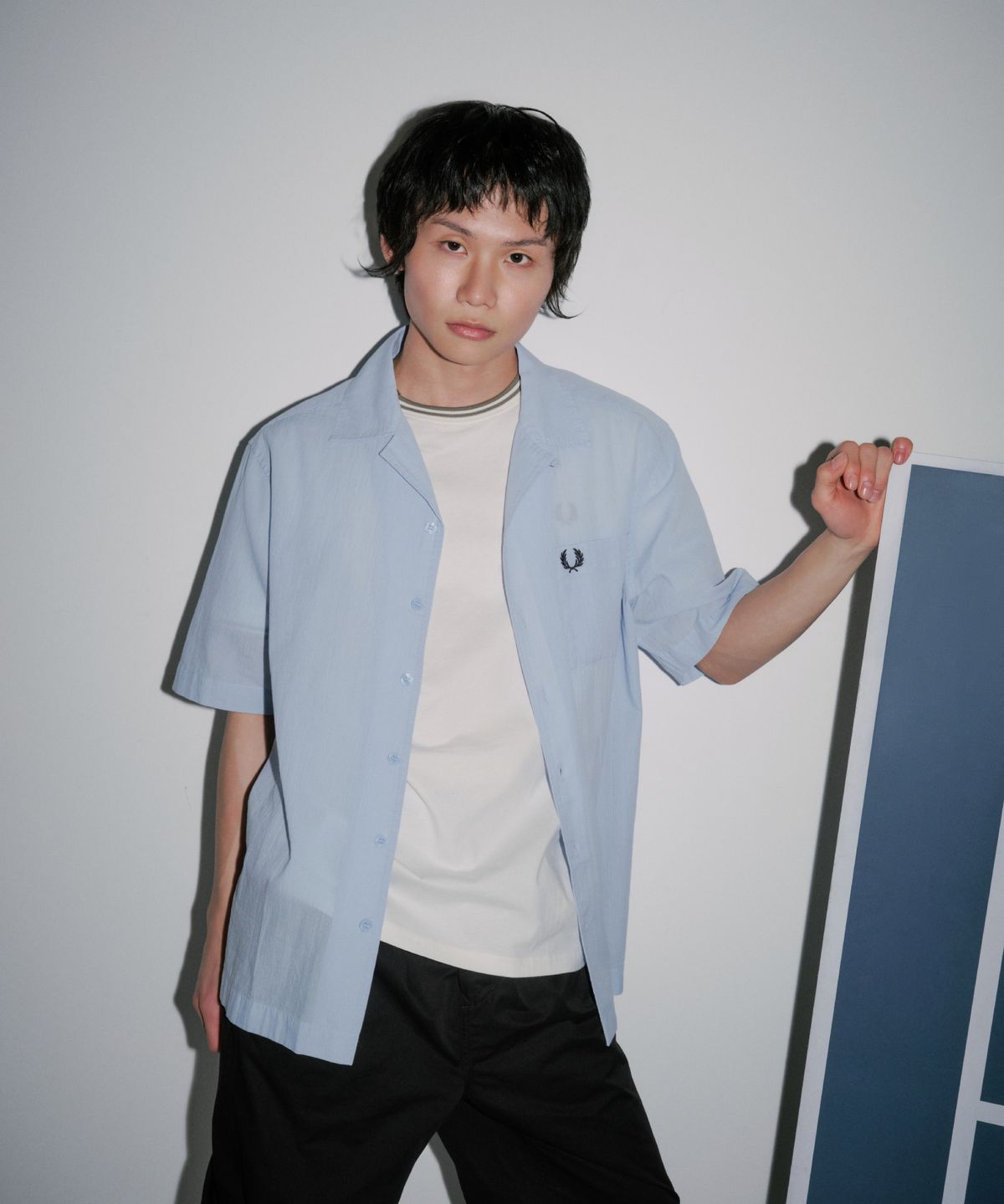 프레드페리(FRED PERRY) [Sharp] 라이트웨이트 텍스쳐 리비어 칼라 셔츠 - 라이트 스모크 AFPM2517762-353