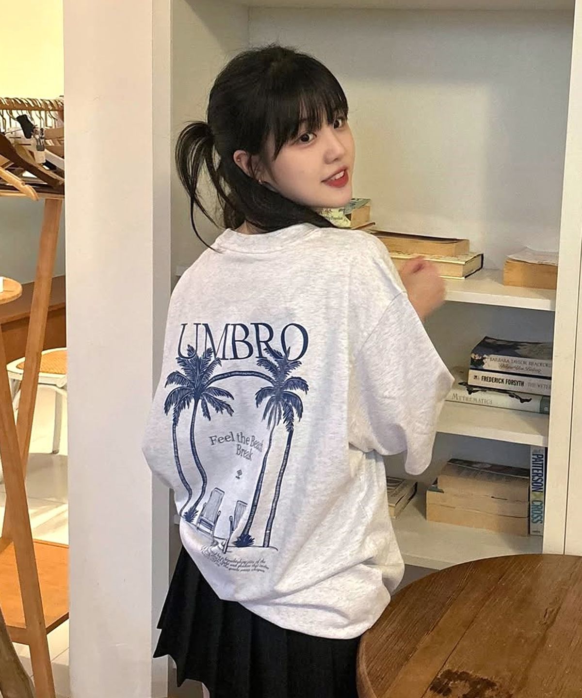 엄브로(UMBRO) 비치클럽 라인 드로잉 그래픽 반팔 티셔츠 라이트그레이(UQ223CRS53)