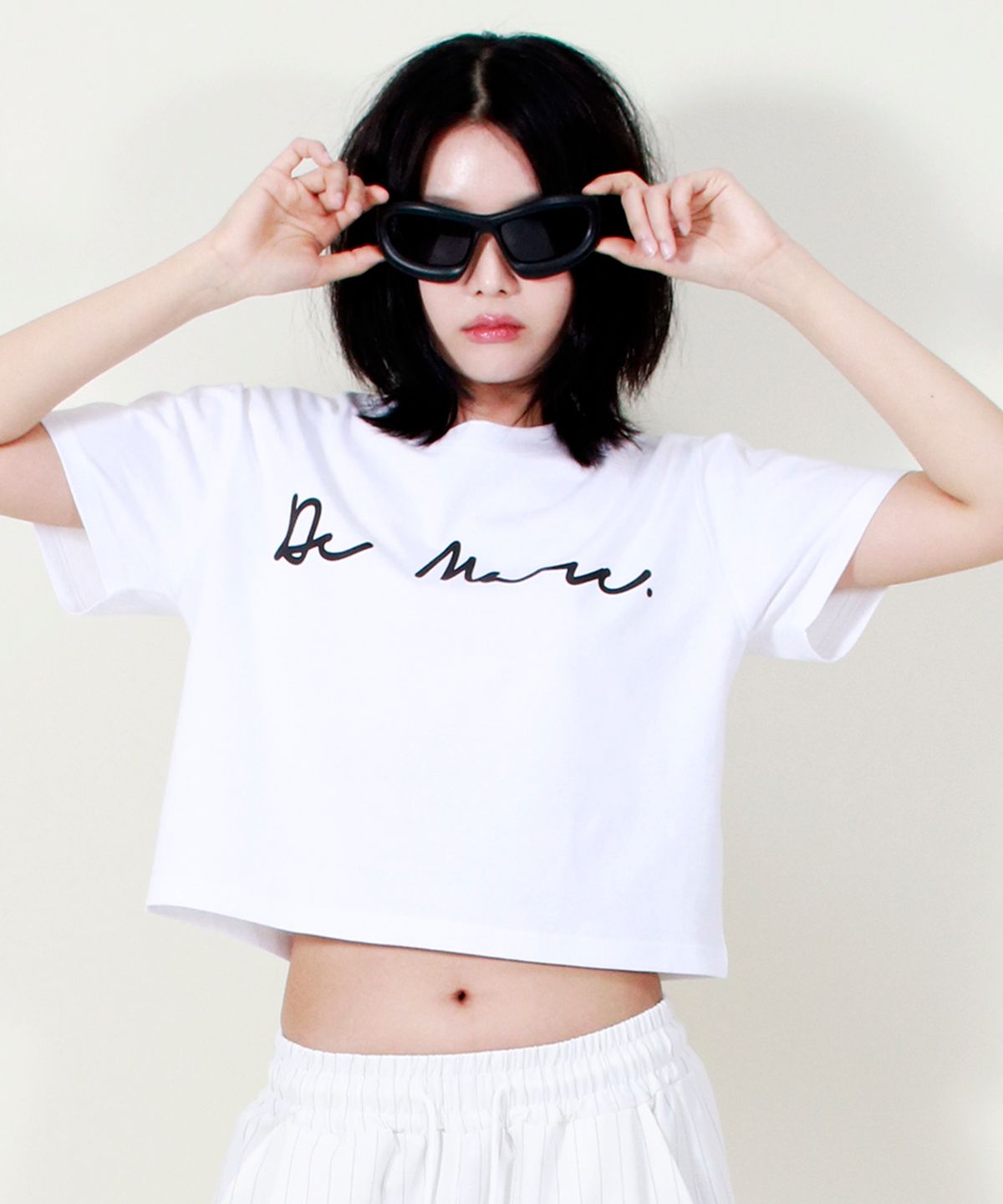 드마크(DEMARC) ROUGH WRITING TEXT-LOGO CROP T-SHIRT WHITE