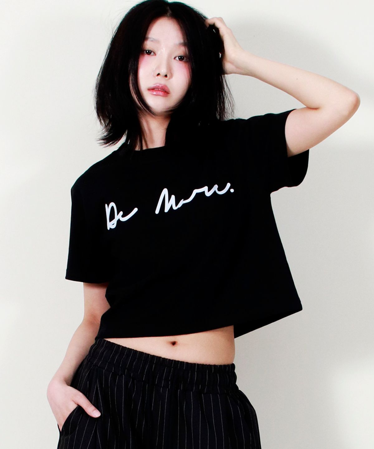드마크(DEMARC) ROUGH WRITING TEXT-LOGO CROP T-SHIRT BLACK