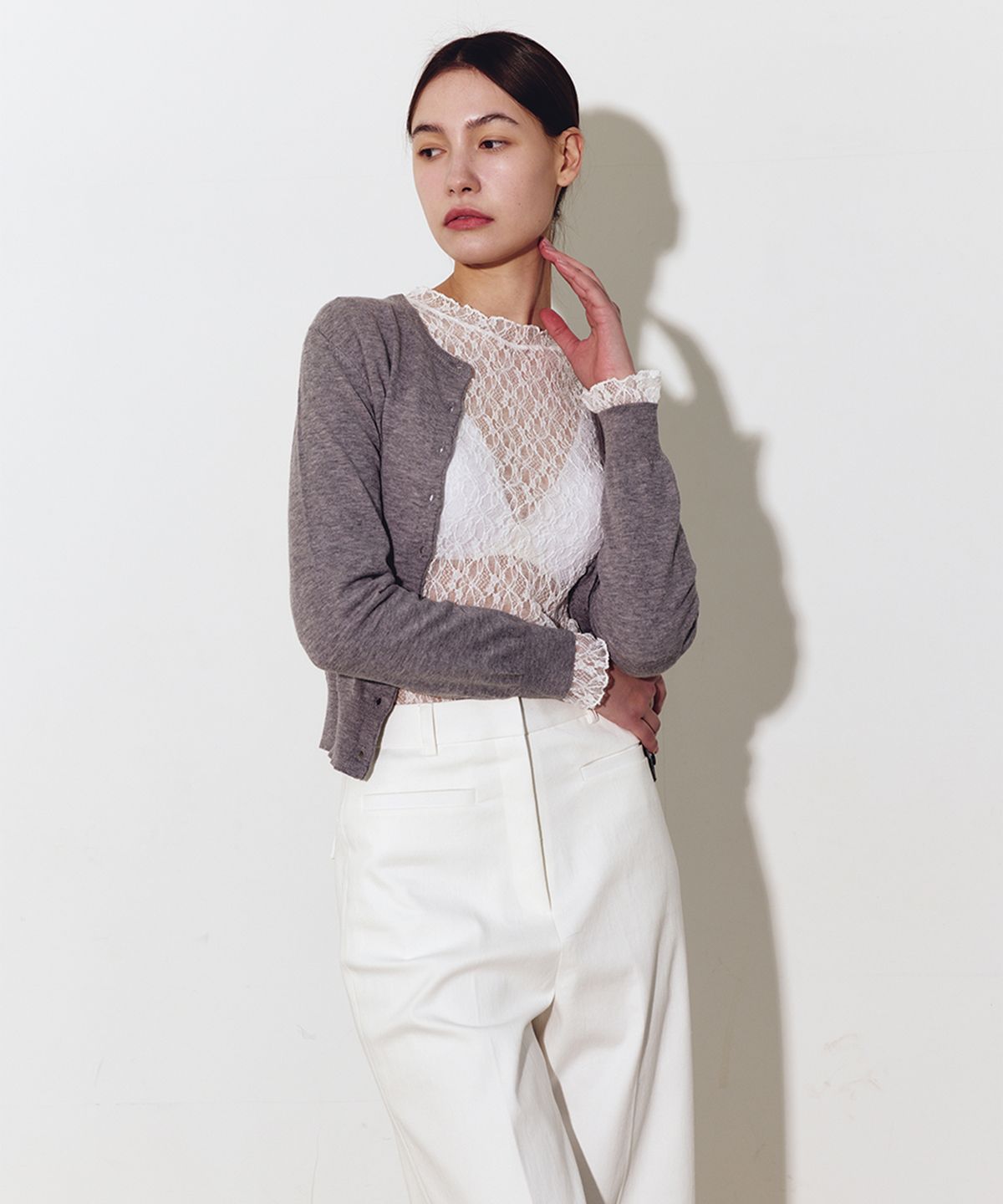 제이바이라라(JBYRARA) R넥 버튼 클로저 시그니처 가디건_그레이