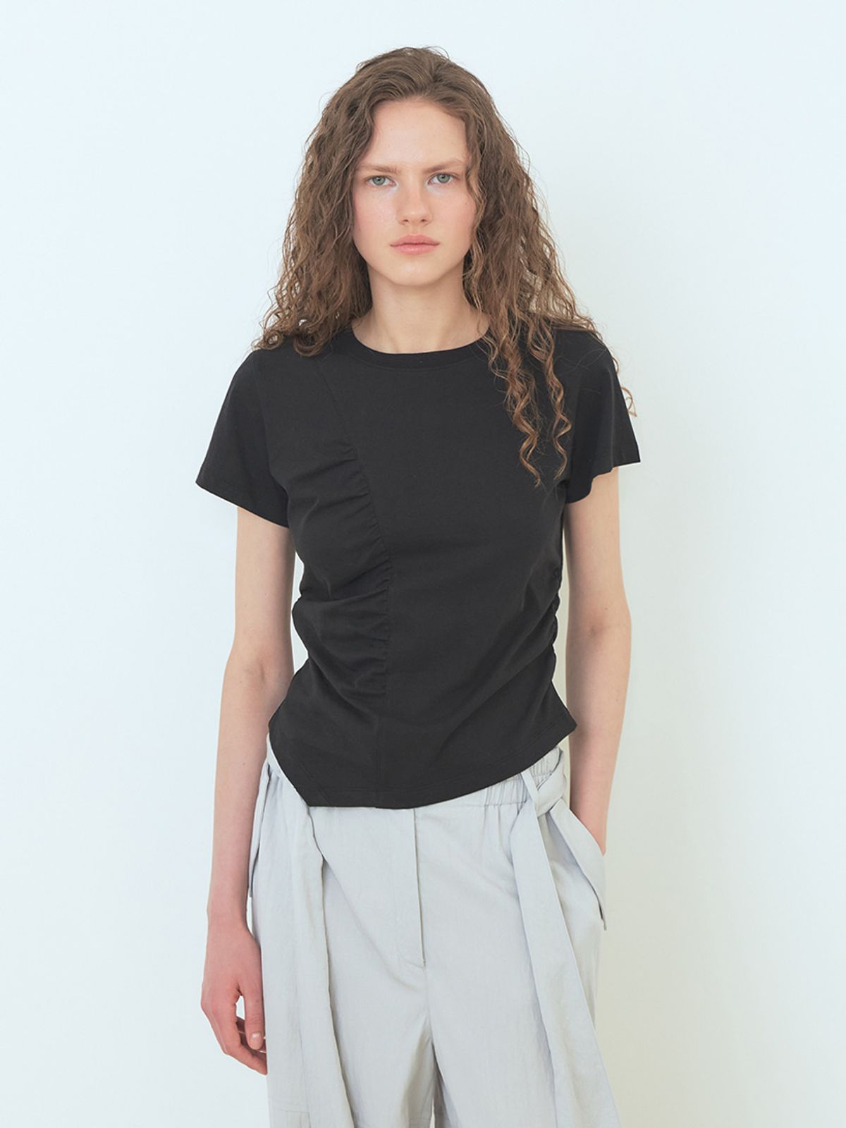 에트몽(ETMON) Curved Shirring T-Shirt Black