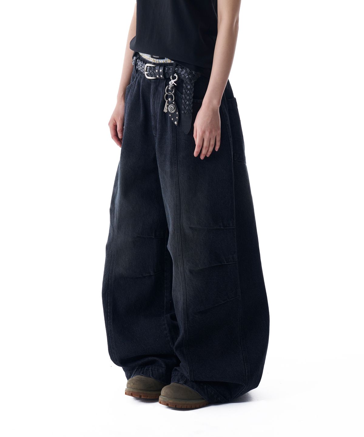 아캄(AAKAM) Knee Pin-tuck Washed Denim Pants (Black)