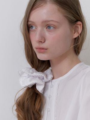 petit lace scrunch - white
