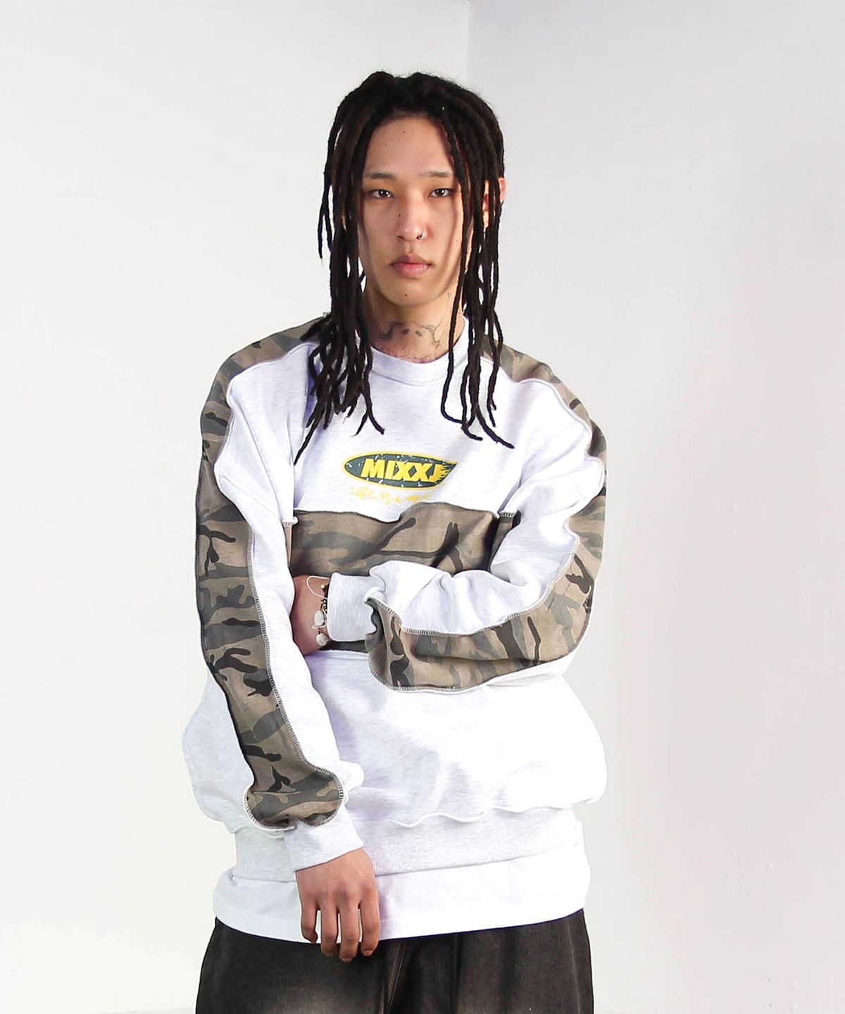 믹쓰제이(MIXXJ) CAMO  MIX CREWNECK (WHITE MELANGE)