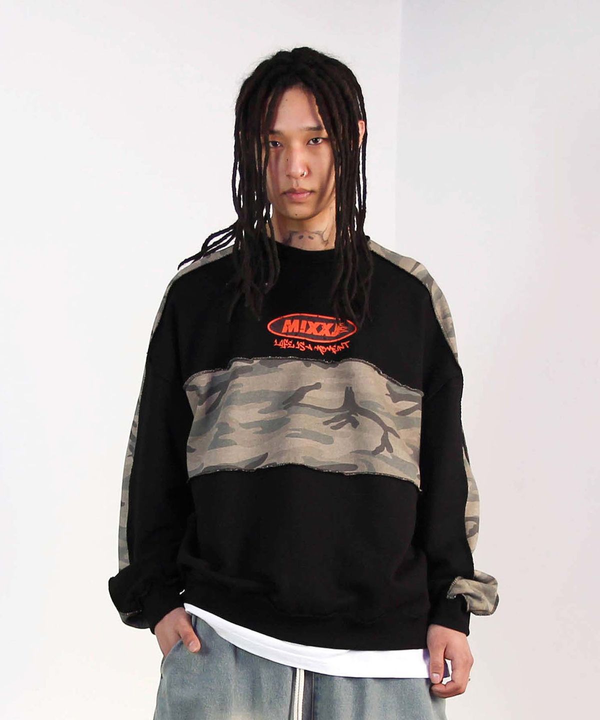 믹쓰제이(MIXXJ) CAMO MIX CREWNECK (BLACK)