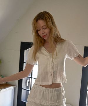 레이스 리본 펀칭 자수 블라우스 화이트