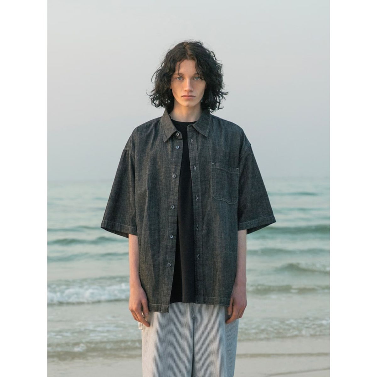샌드 사운드(SAND SOUND) (UNISEX) 데님 오버핏 반소매 셔츠  블랙
