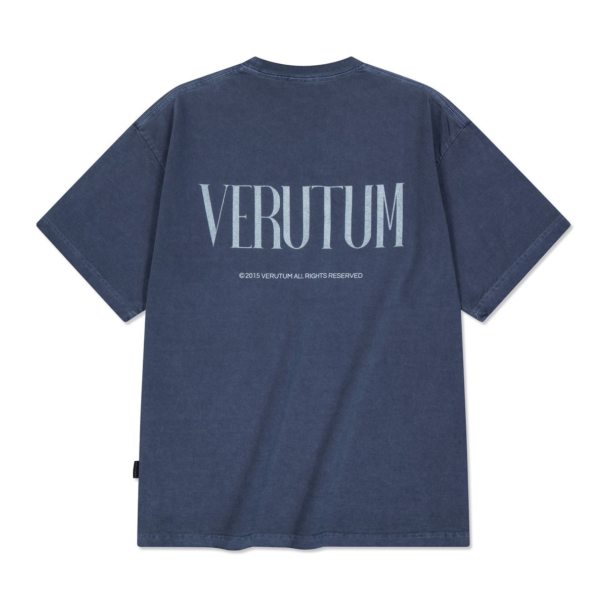 베루툼(VERUTUM) 베루툼 세리프 백 로고 피그먼트 반팔티 맨즈 네이비
