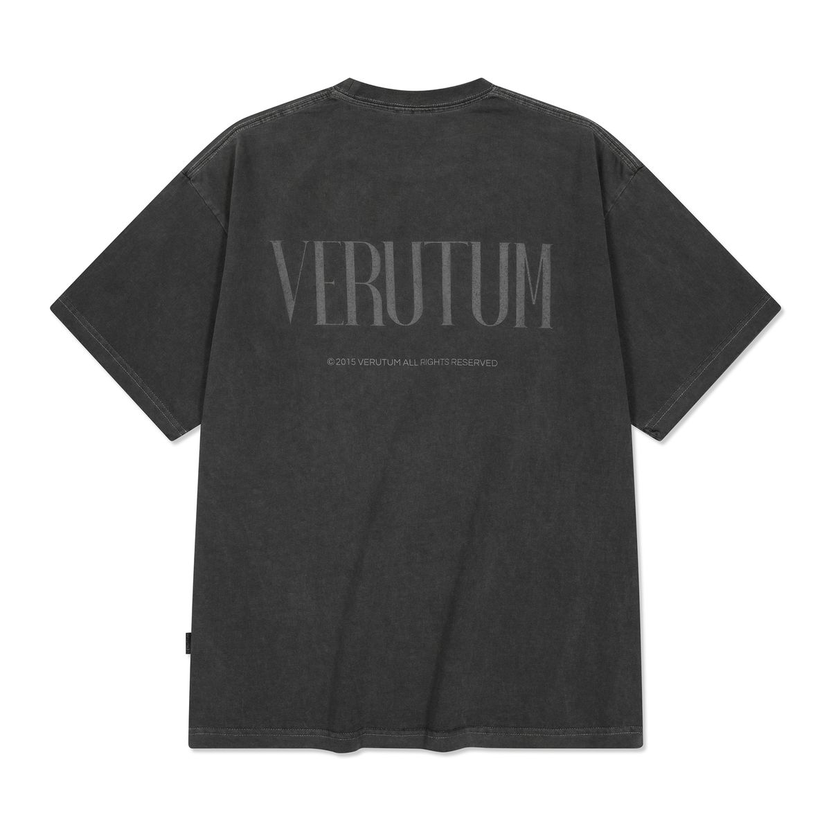 베루툼(VERUTUM) 베루툼 세리프 백 로고 피그먼트 반팔티 맨즈 차콜
