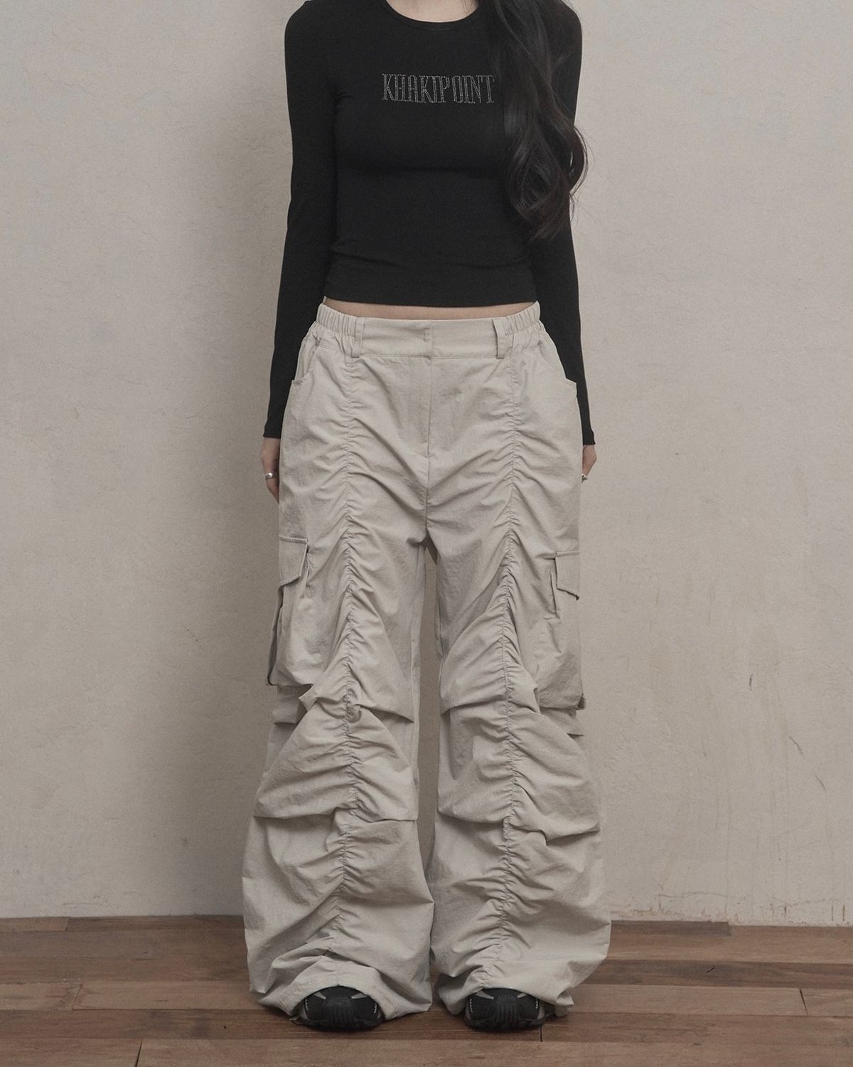 카키포인트(KHAKIPOINT) Shirring Parachute Pants (light gray)