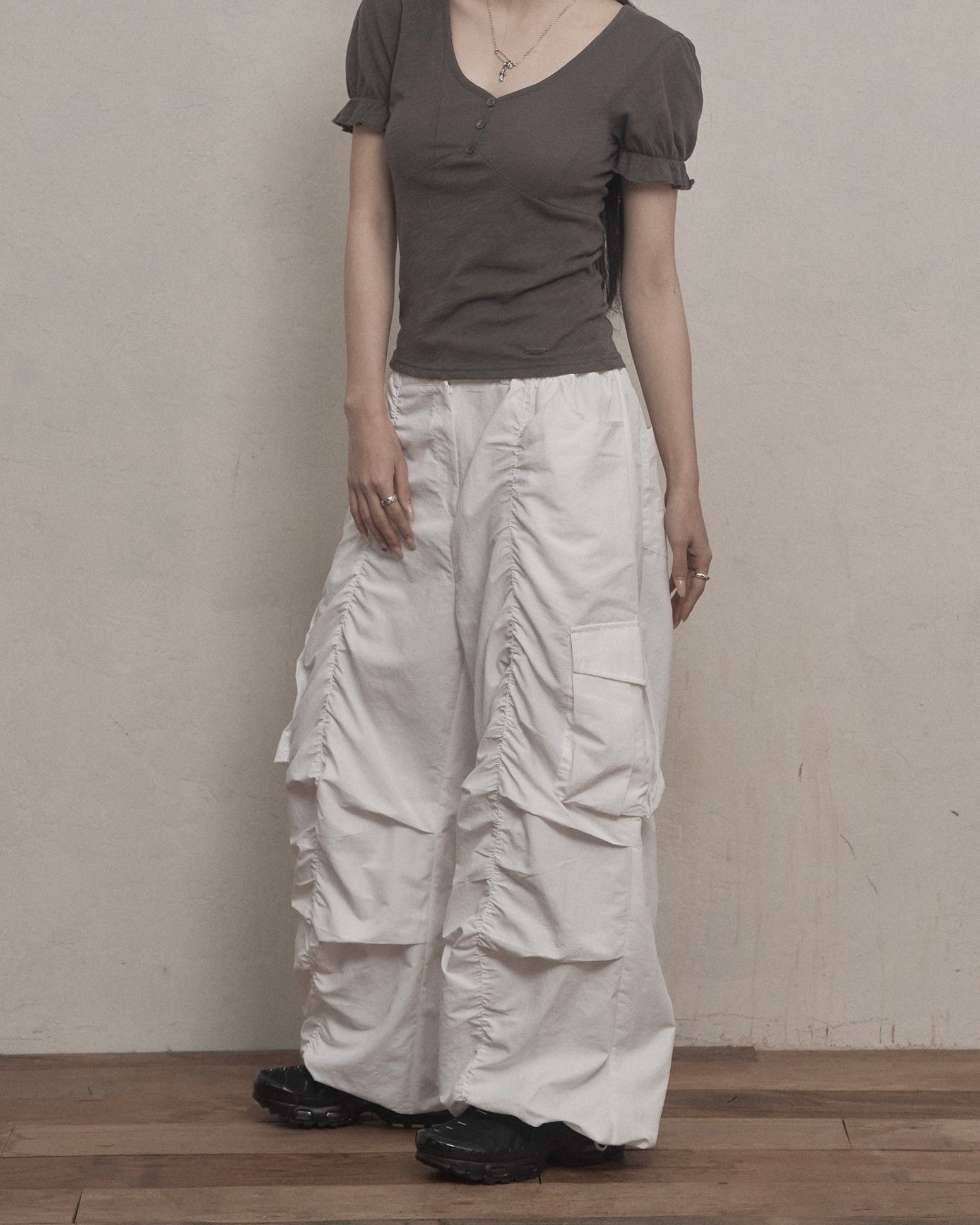 MUSINSA | KHAKIPOINT Shirring Parachute Pants (white)