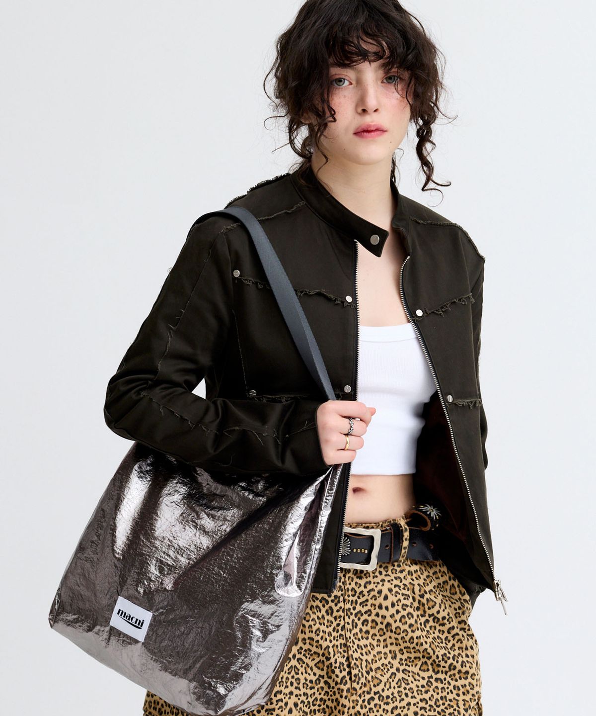마크니(MACNI) GLOSSY SHOULDER BAG METAL
