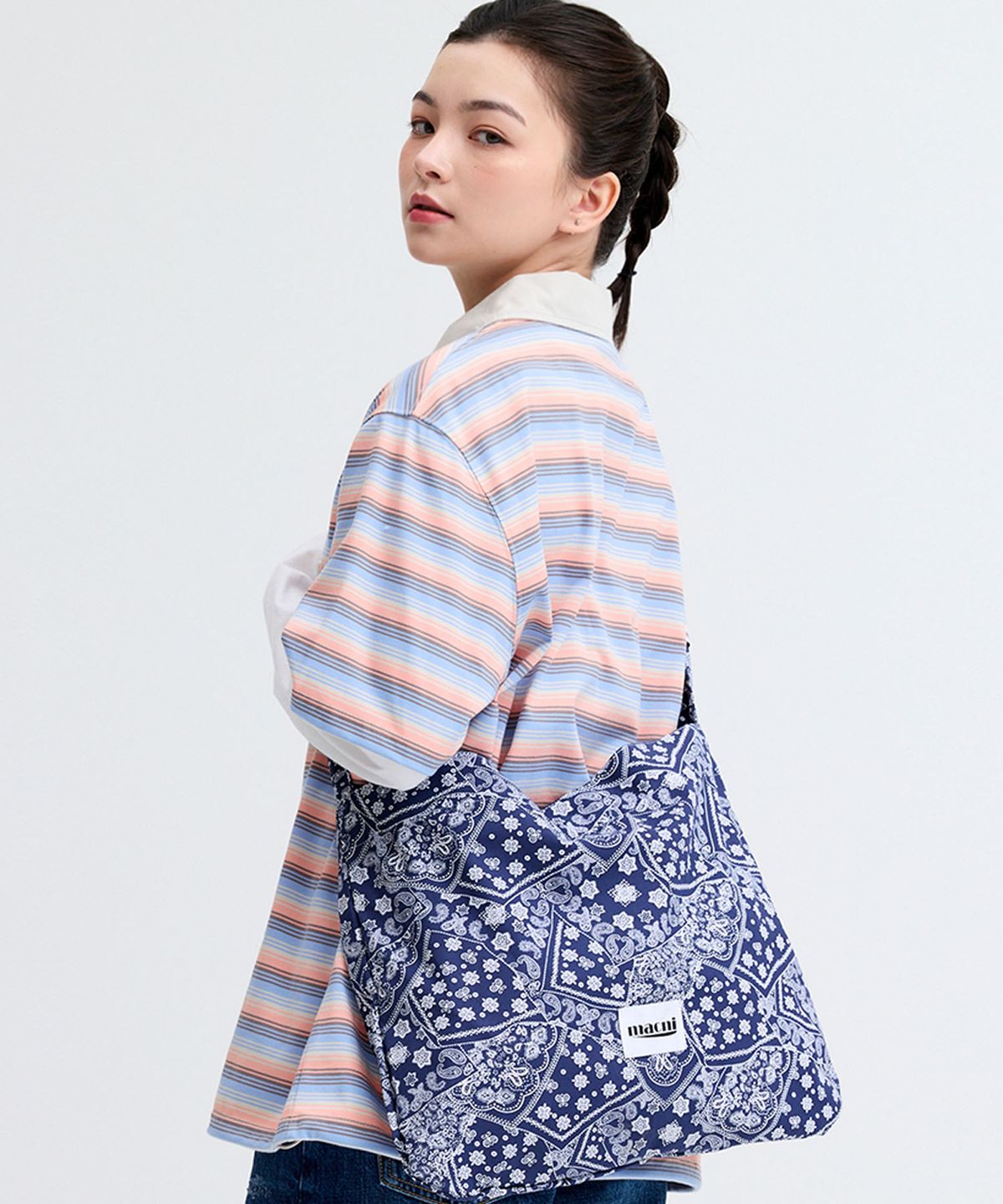 마크니(MACNI) PAISLEY ECO CROSS BAG NAVY