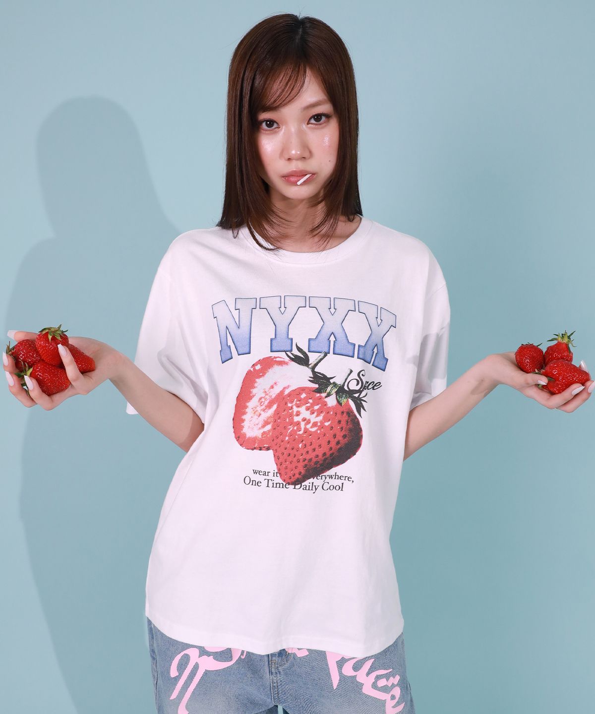 엔와이엑스엑스(NYXX) STRAWBERRY SPACE TEE WHITE