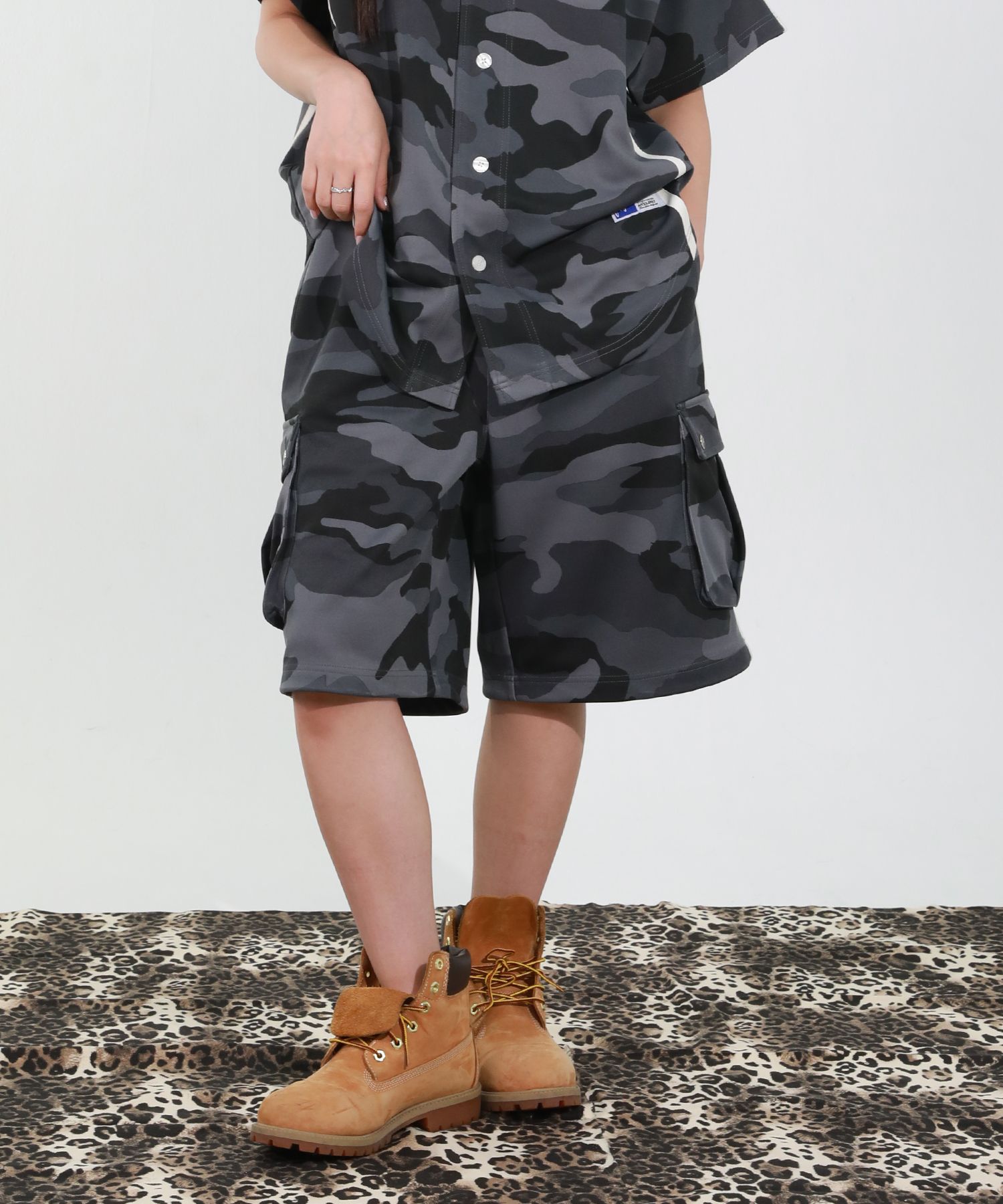 【韓国 NYXX】TOUGH BEAR CAMO HALF PANTS MUSINSA | NYXX TOUGH BEAR CAMO HALF PANTS BLACK