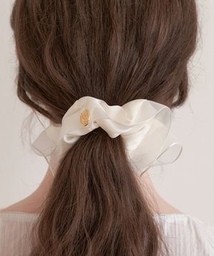 mesh satin logo pendant scrunchie (H018_white)