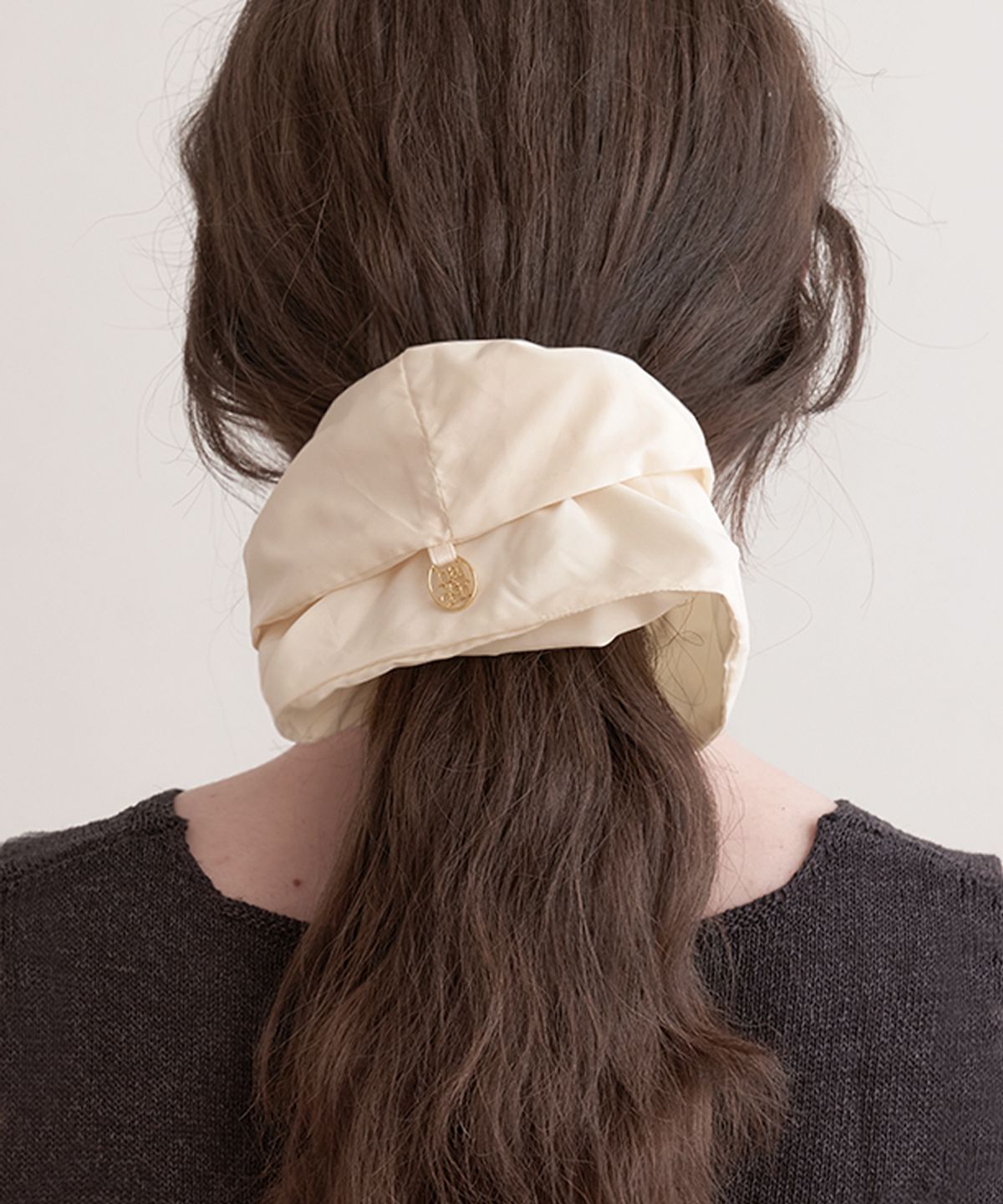 할렌(HALDEN) big mild logo pendant scrunchie (H019_ivory)