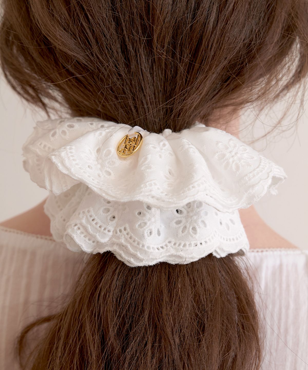 할렌(HALDEN) 3 layer lace frill logo pendant scrunchie (H021_white)