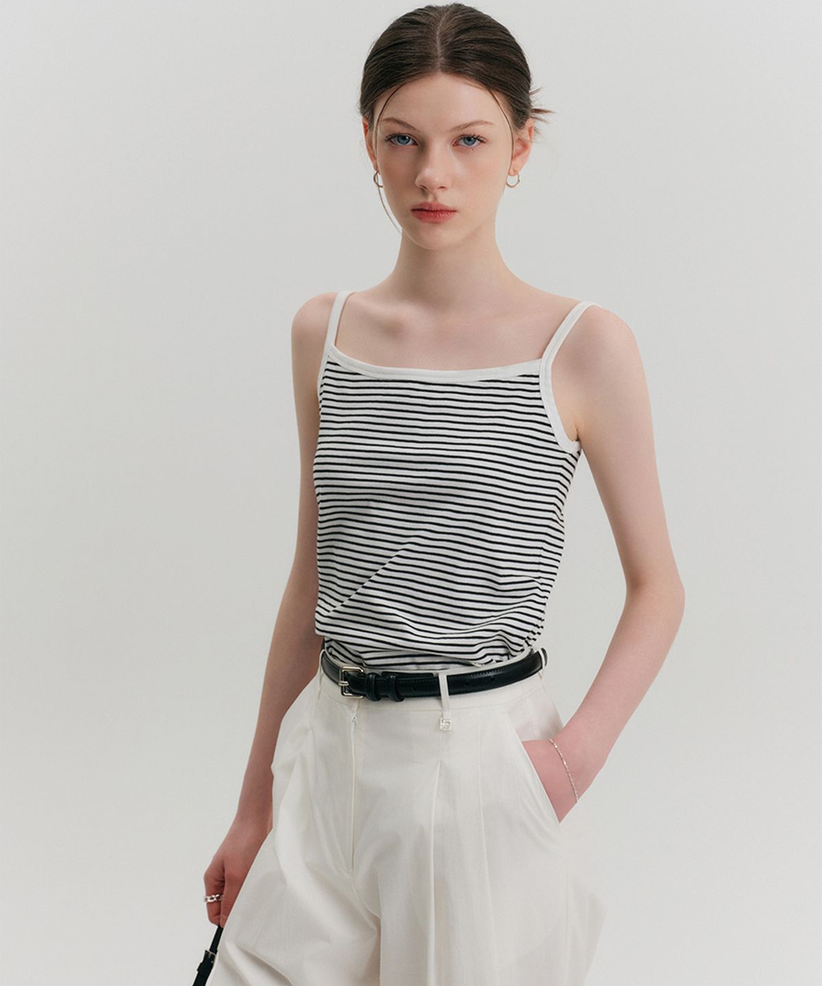 룩캐스트(LOOKAST) 알리사 스트라이프 슬리브리스 탑 / ALYSSA STRIPE SLEEVELESS TOP_2colors