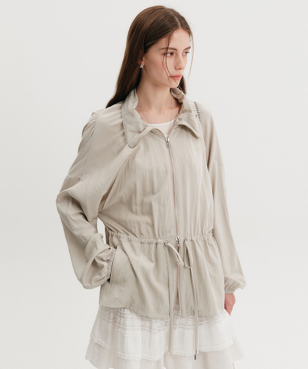 룩캐스트(LOOKAST) 리나 셔링 윈드브레이커 점퍼_에시 베이지 / LINA SHIRRING WINDBREAKER JUMPER_ASH BEIGE