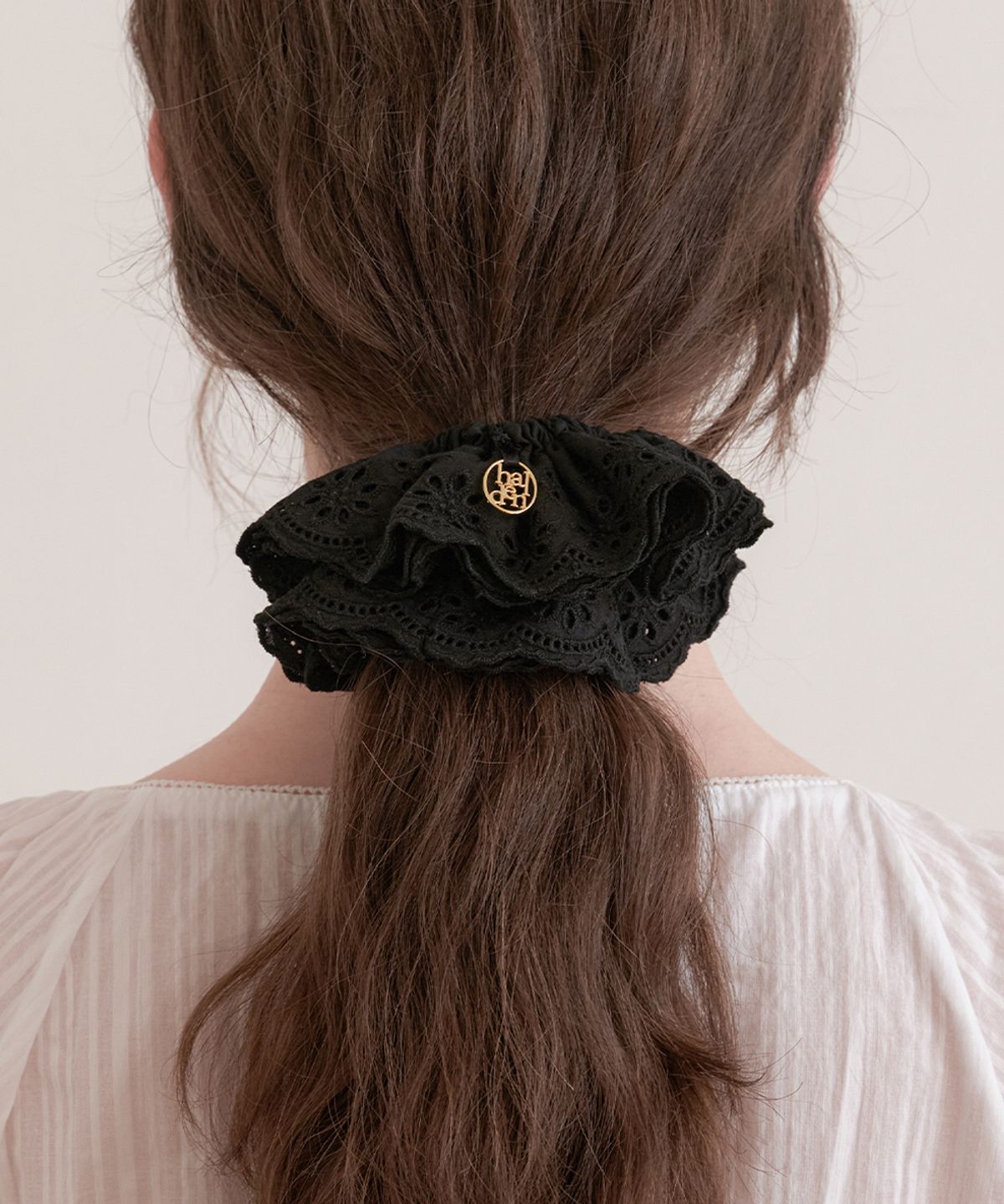 할렌(HALDEN) 3 layer lace frill logo pendant scrunchie (H021_black)
