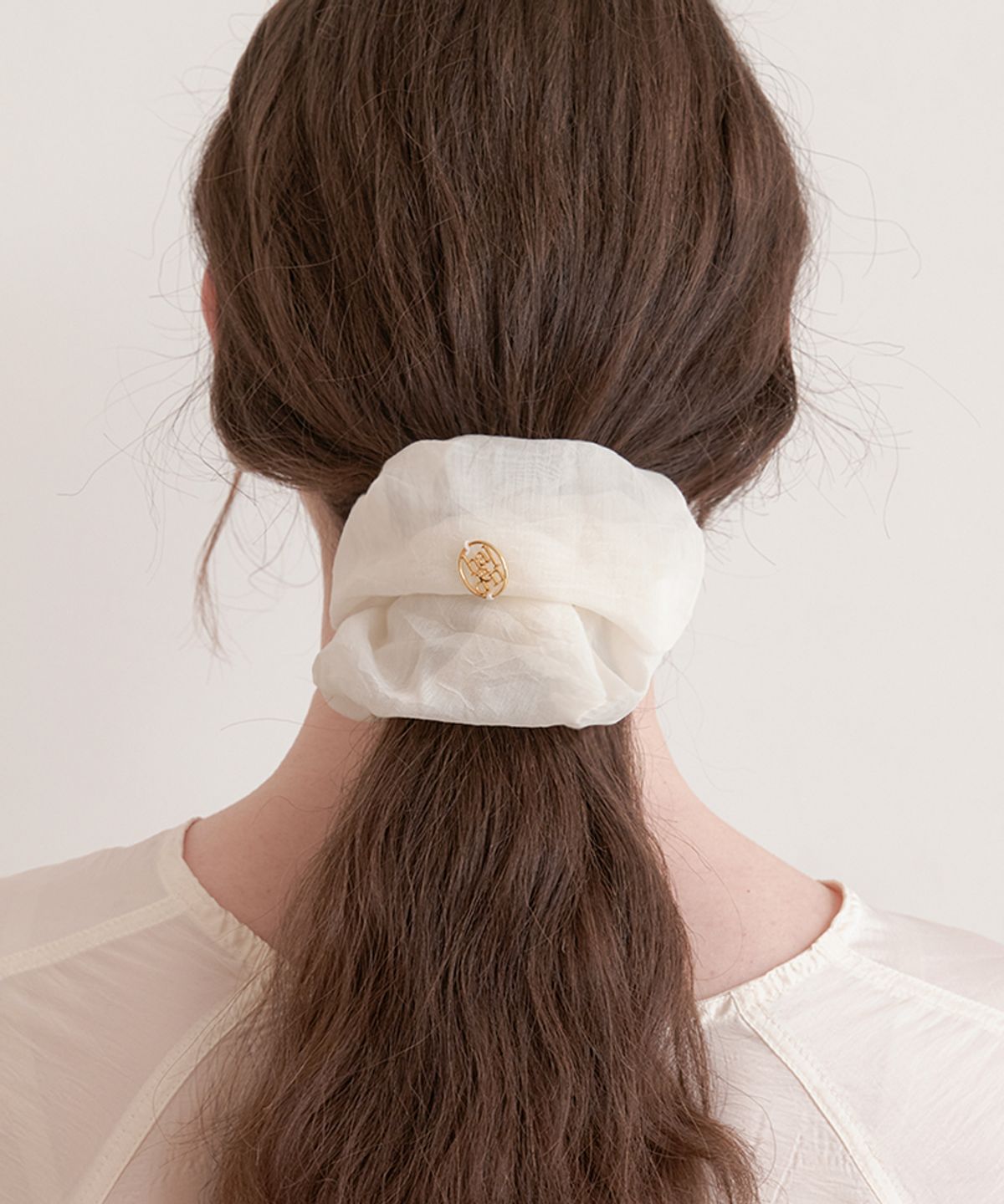 할렌(HALDEN) big sheer logo pendant scrunchie (H022_white)
