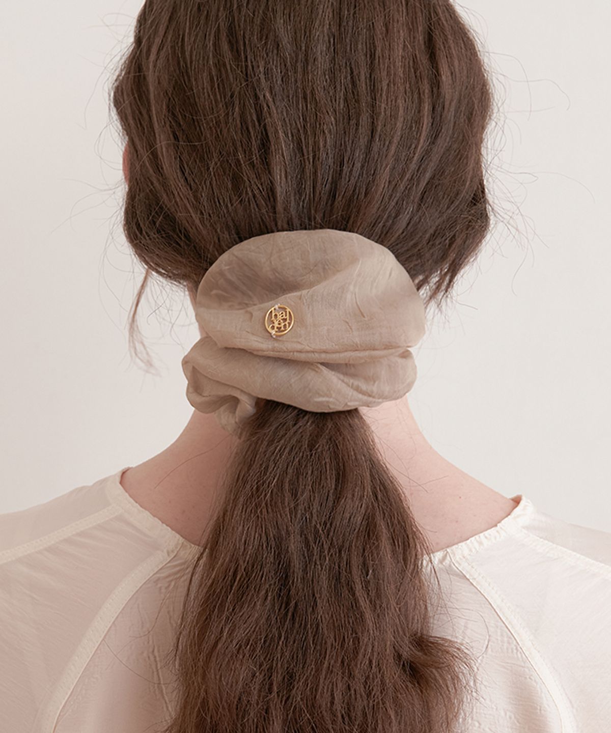 할렌(HALDEN) big sheer logo pendant scrunchie (H022_beige)