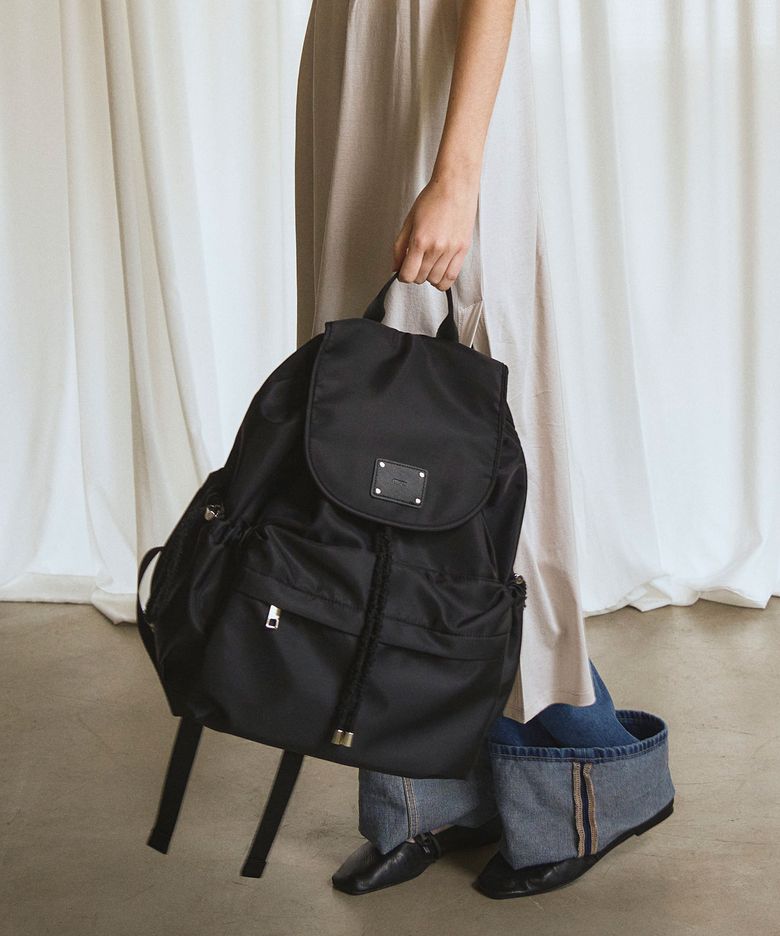 Fluffy String Backpack (recycle nylon black)