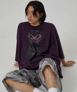 BLACK 에일리언 그래픽 오버핏 반팔티셔츠 퍼플