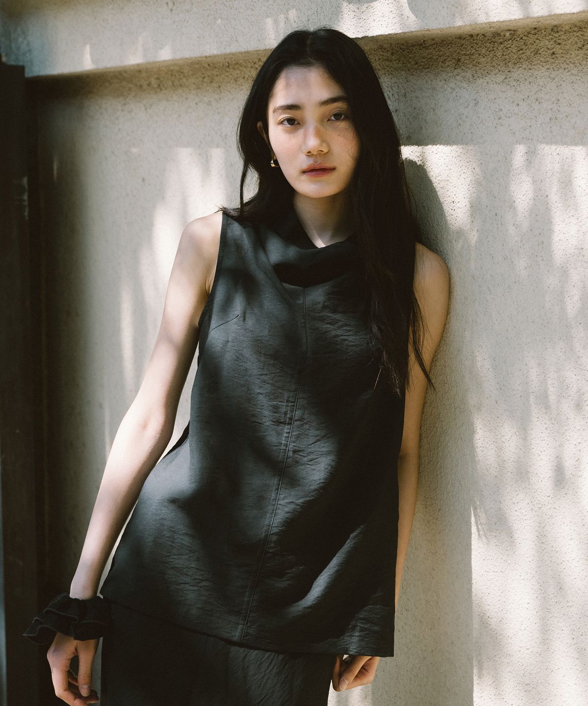 시야쥬(SIYAZU) SITP5217 카울넥 브리즈 나시 블라우스_Black