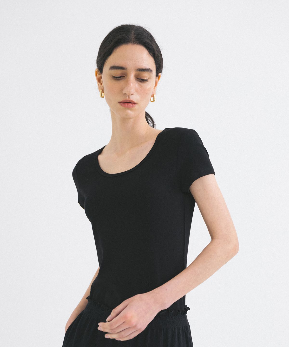 시야쥬(SIYAZU) SITP5201 레트로 U넥 슬림 반팔티_Black