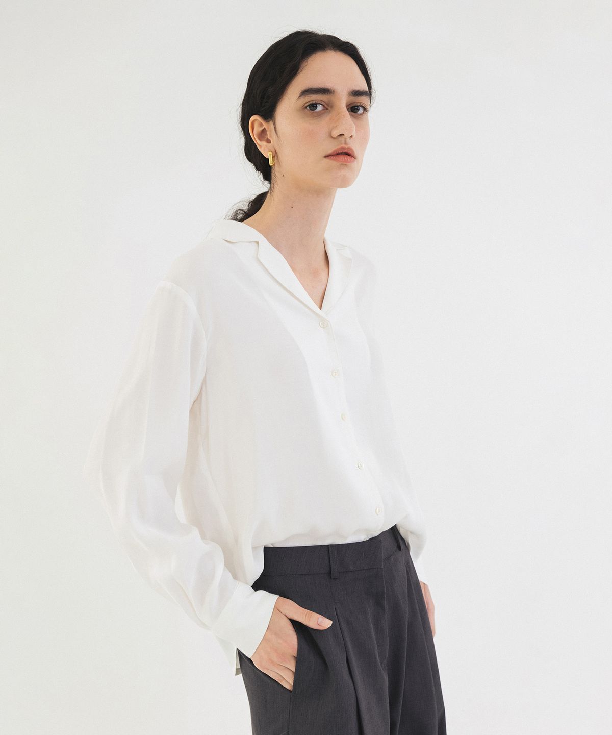 시야쥬(SIYAZU) SITP5194 오픈 카라 실키 셔츠_White