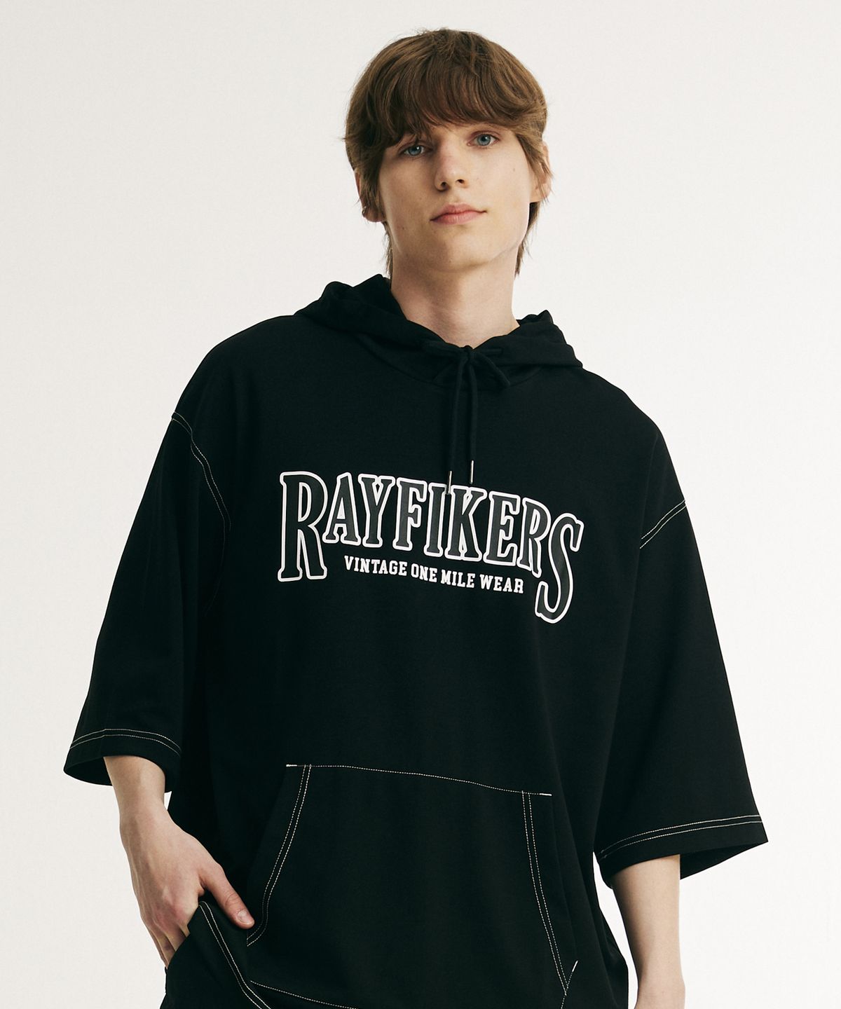 레이피커스(RAYFIKERS) 로고 스티치 반팔 후디 BLACK (MP7TU430-076)
