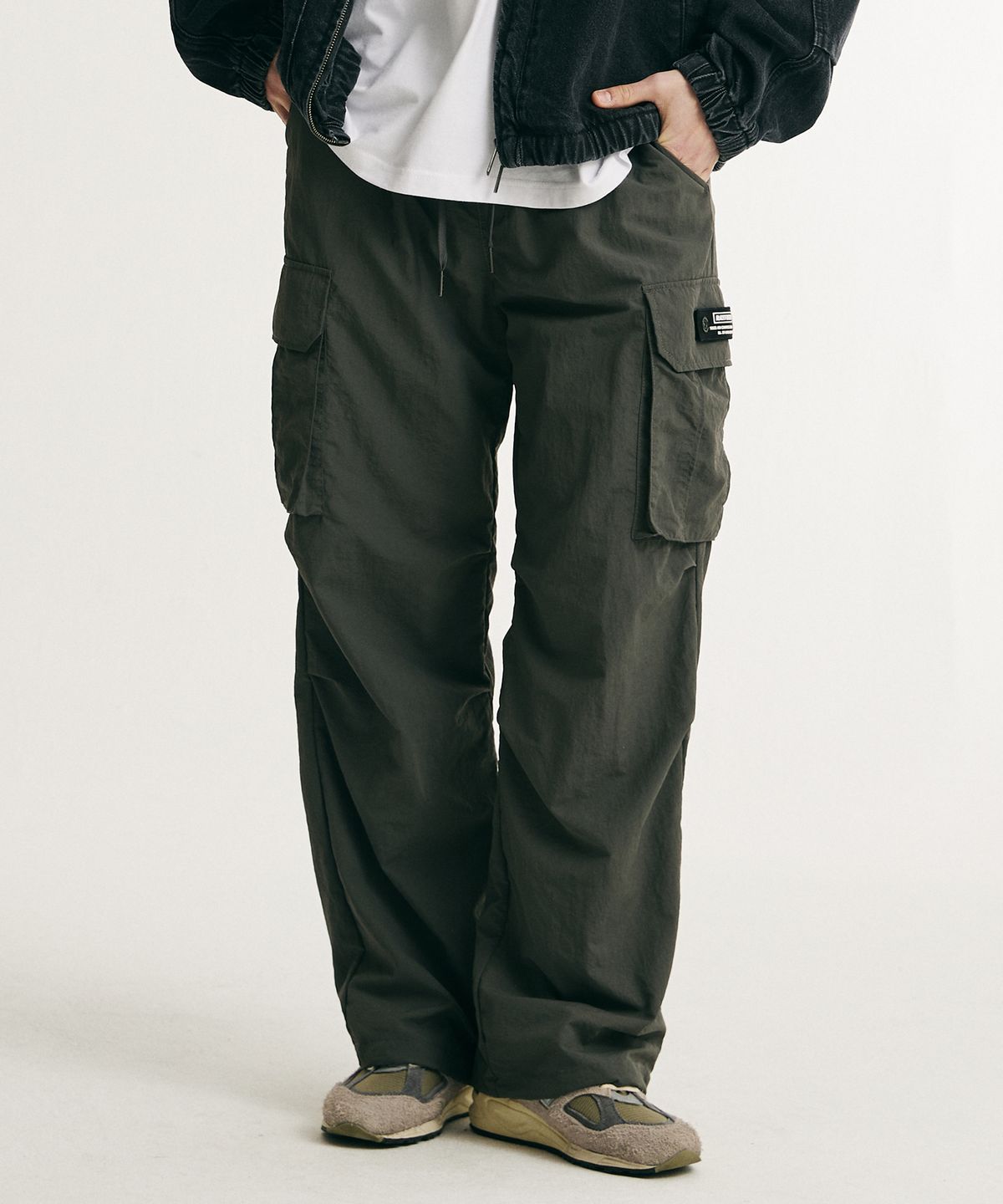 레이피커스(RAYFIKERS) 나일론 와이드 카고 파라슈트 팬츠 CHARCOAL (MP2PU369-075)