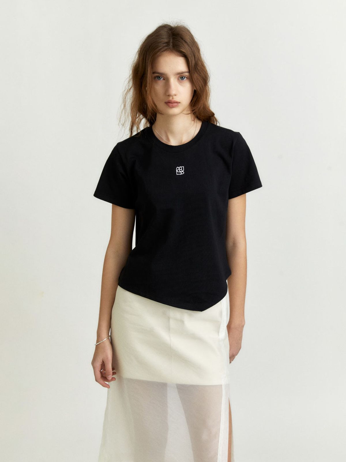 뮤제(MUSEE) KALO Embroidered Unbalanced Hem T-shirt_Black
