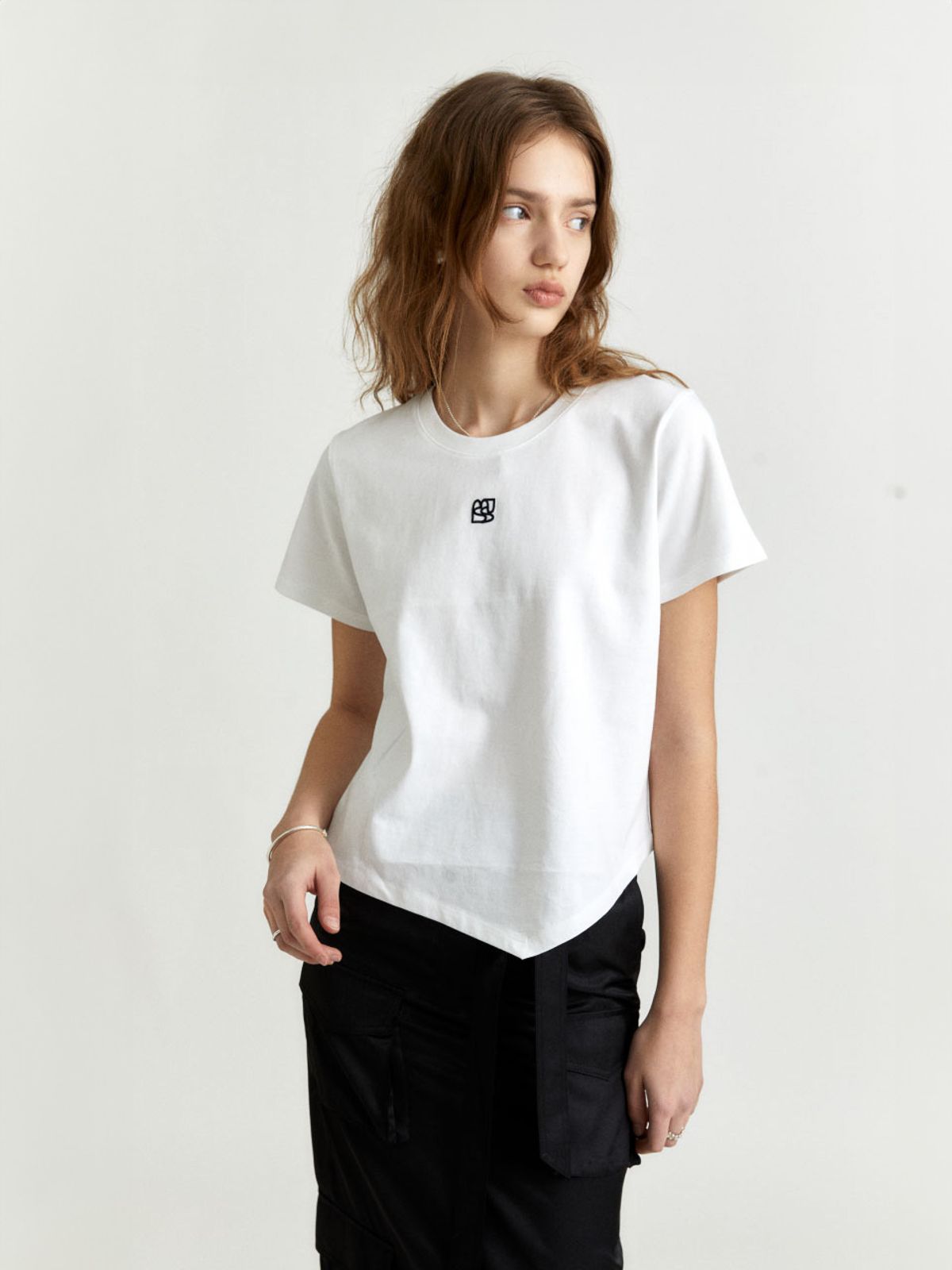 뮤제(MUSEE) KALO Embroidered Unbalanced Hem T-shirt_White