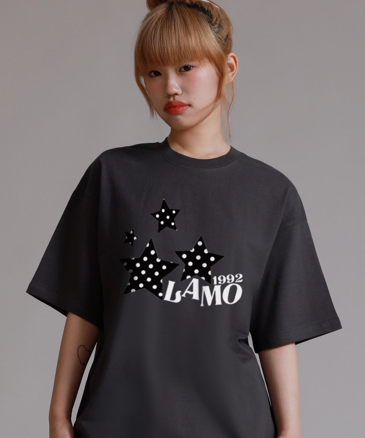 라이크더모스트(LIKE THE MOST) 패턴스타 라모 오버핏 반팔 티셔츠_차콜