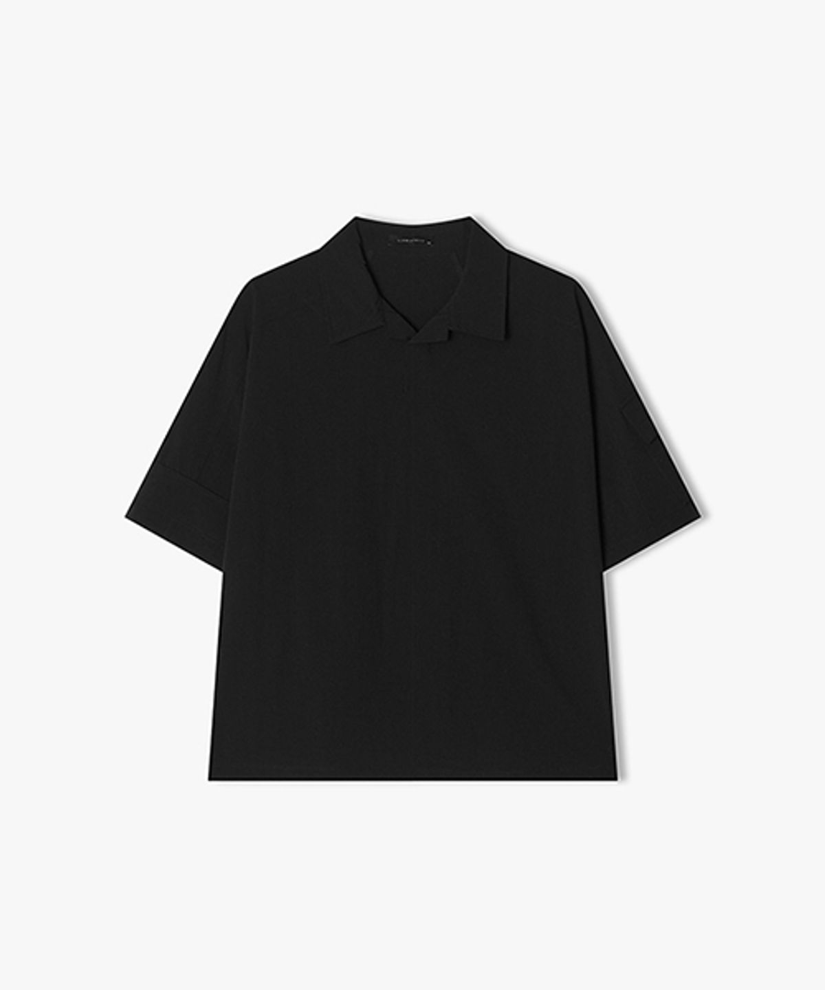 리버클래시(LIBERCLASSY) [25SS] LLM41502 블랙 오픈칼라 소매 포켓 하프 티셔츠