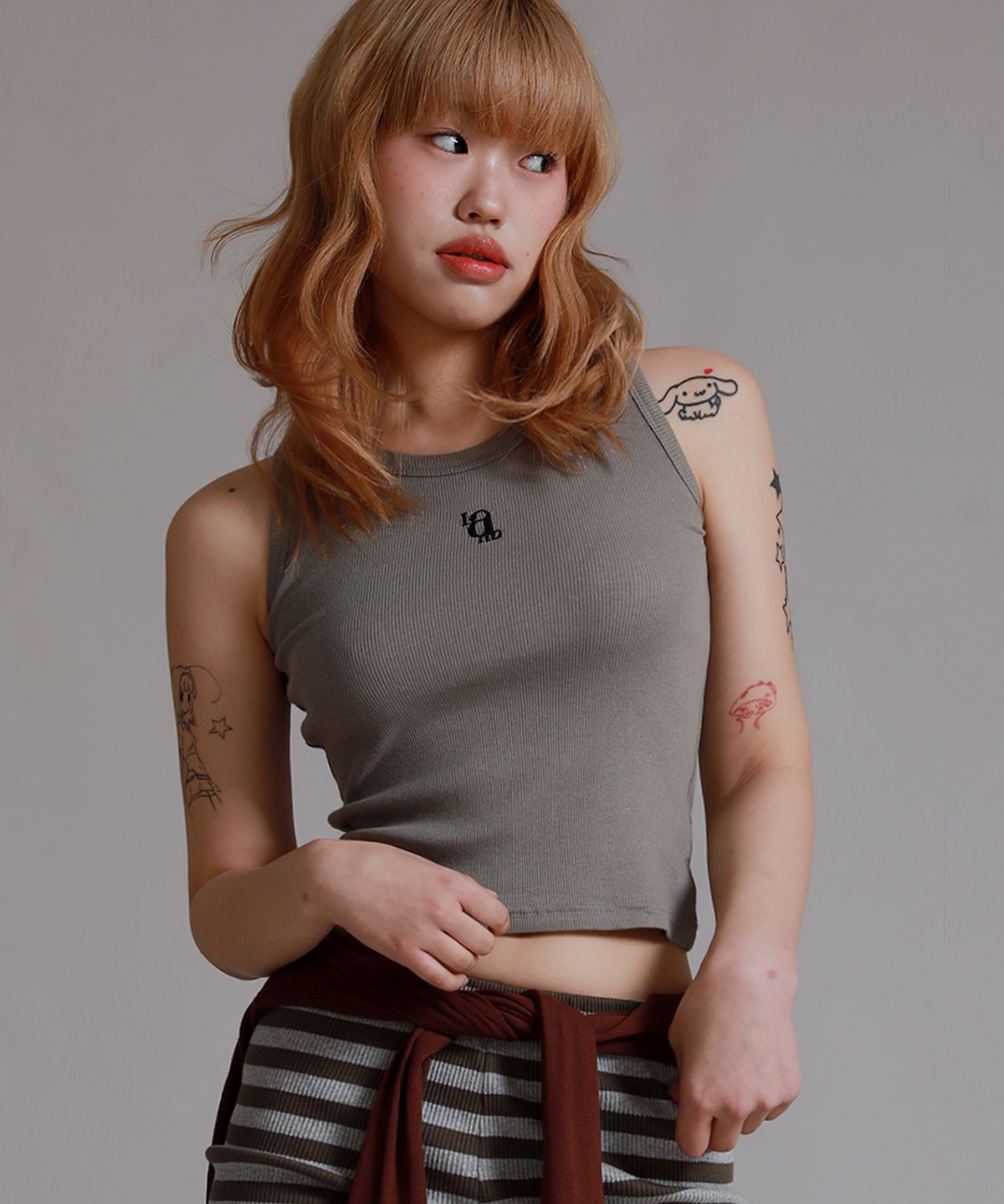 라이크더모스트(LIKE THE MOST) 베이직 자수 골지 슬리브리스_카키