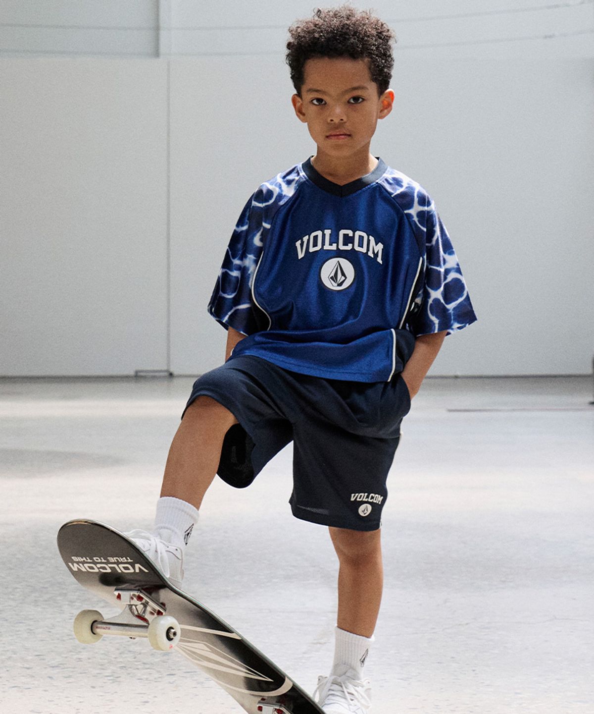 볼컴 키즈(VOLCOM KIDS) 스포티 브이넥 하프 셋업 D5M006