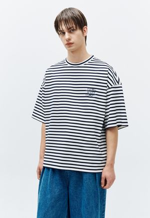 앱스트랙 포트레이트 스트라이프 티셔츠 네이비 ZH3TS339NY