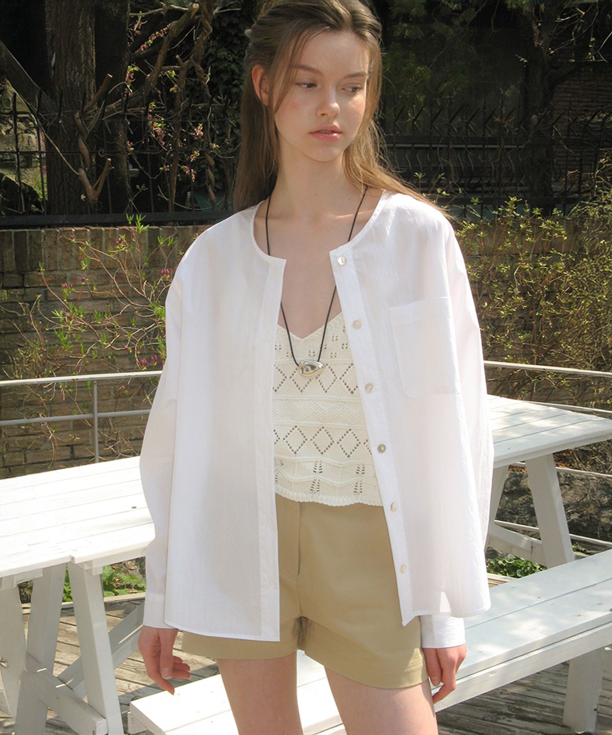썸웨어버터(SOMEWHEREBUTTER) Shell Button Round Shirt - Ivory