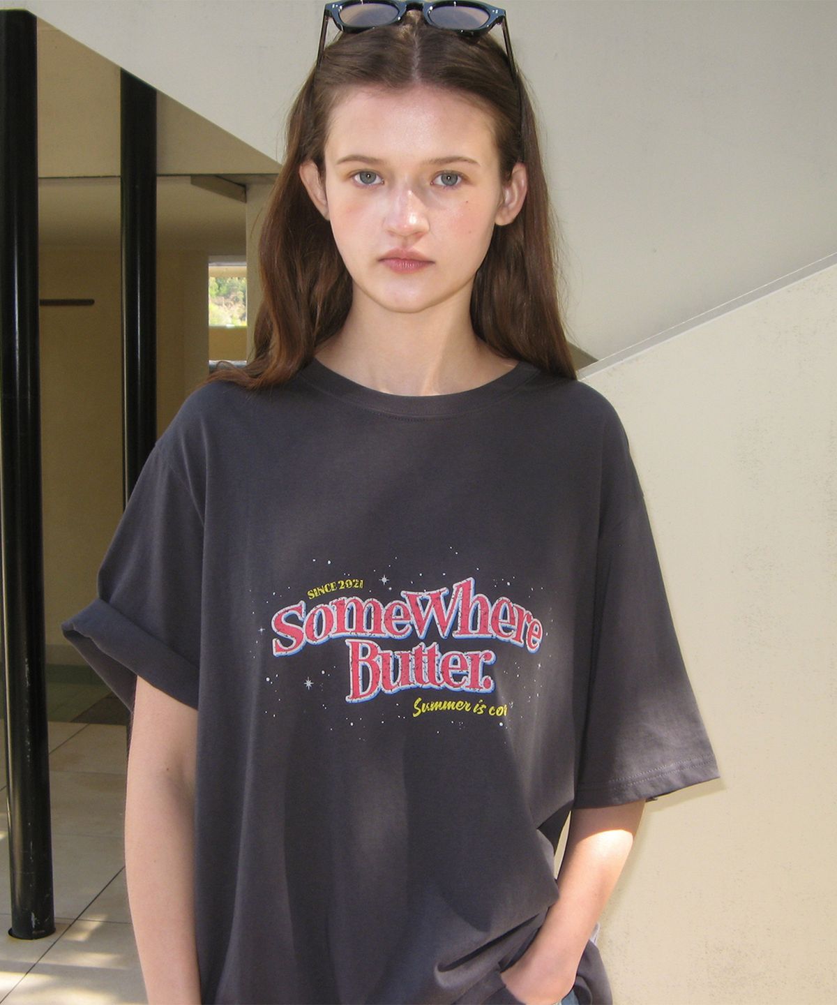 썸웨어버터(SOMEWHEREBUTTER) Shine Wave Logo Over-fit Top - Charcoal