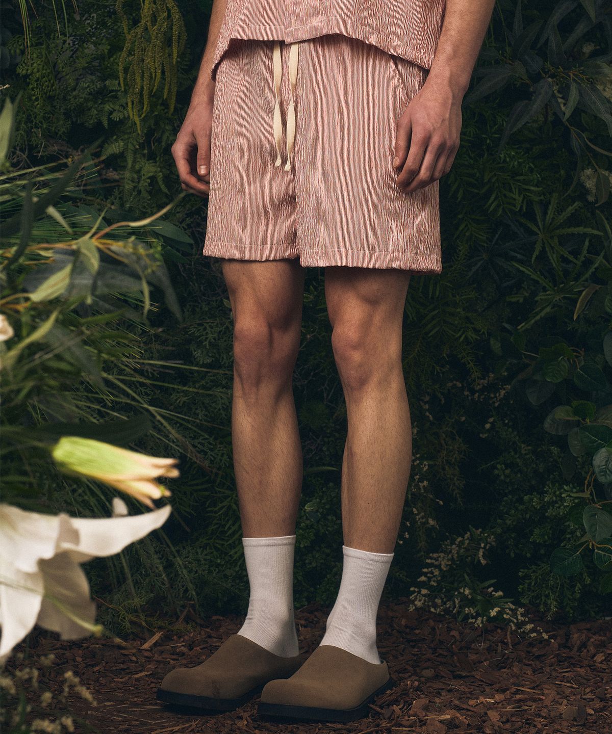아모우(AMOU) Wrinkle stripe shorts red