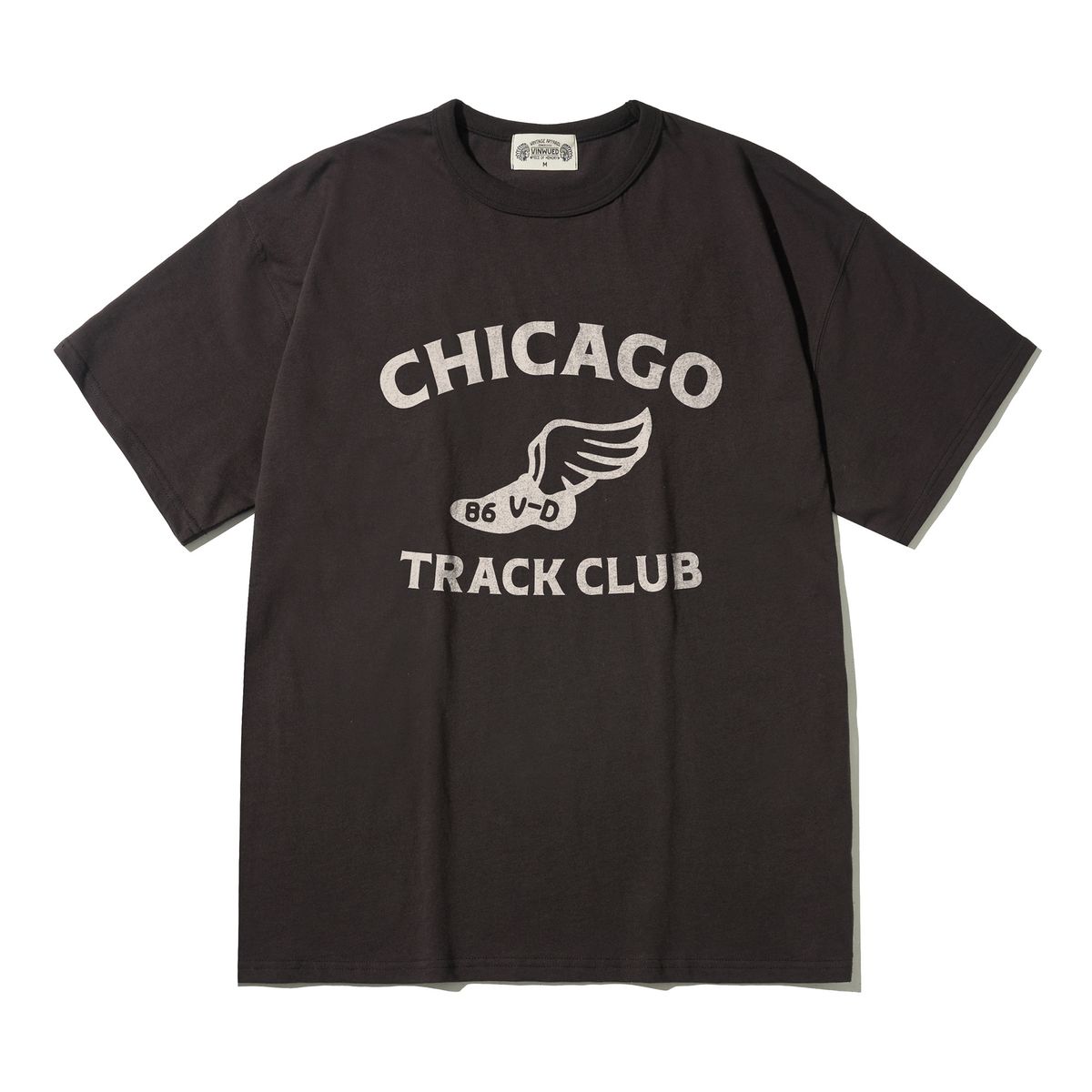 빈웨드(VINWUED) CHICAGO Track Club 시카고 트랙 클럽 빈티지차콜 세미오버핏 티셔츠