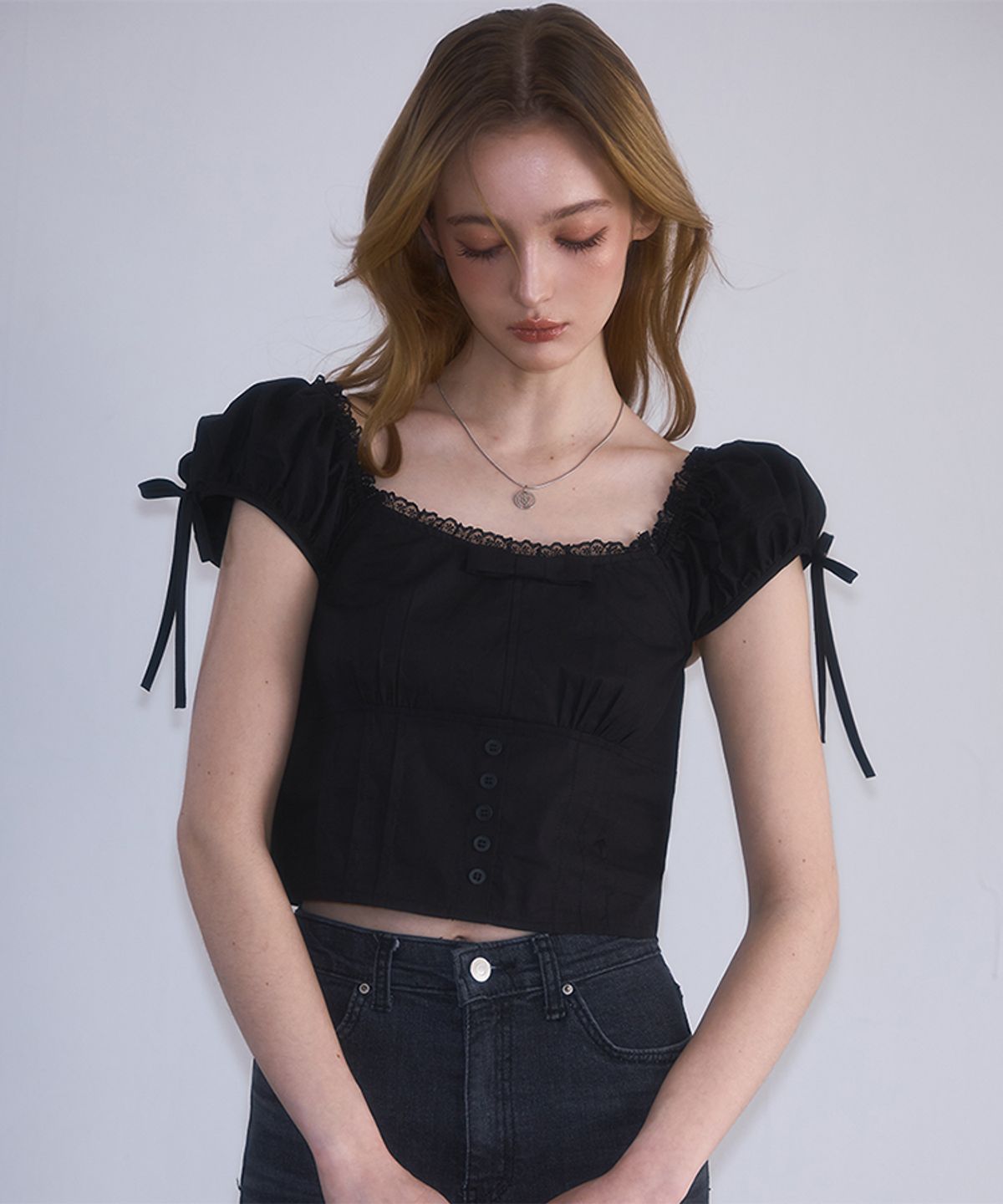 로제프란츠(ROSEFRANTZ) Ribbon Pintuck Crop Blouse [Black]