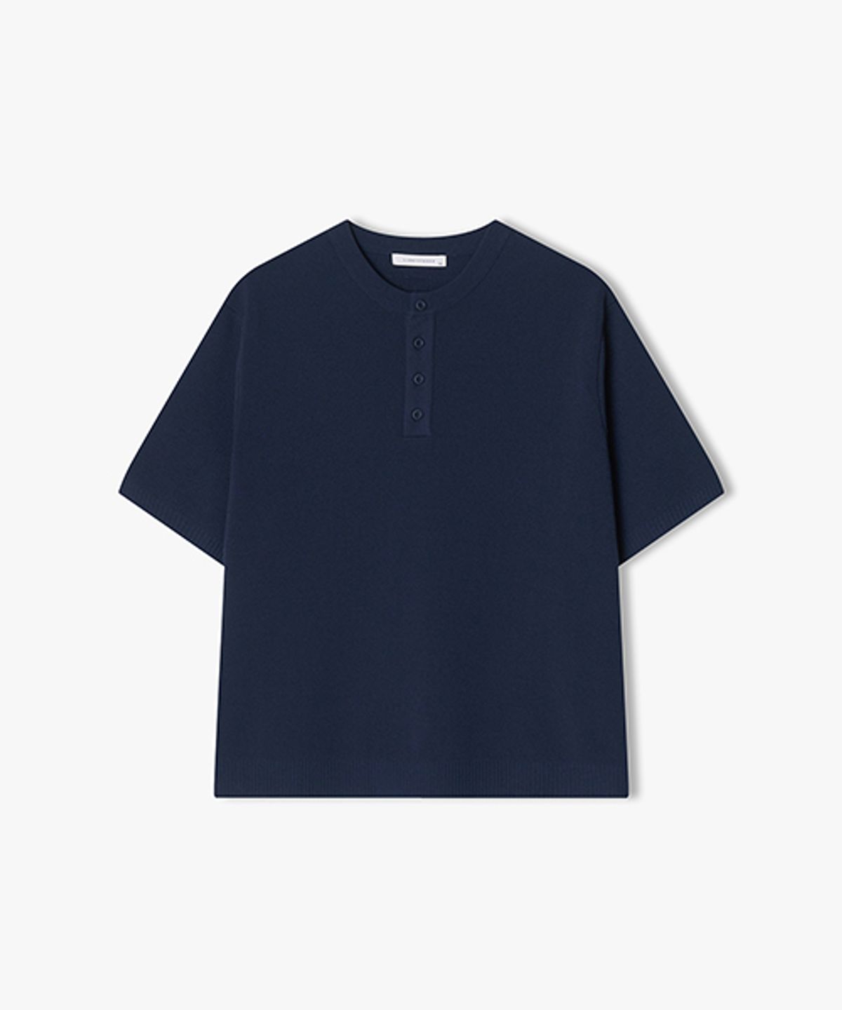 리버클래시(LIBERCLASSY) [25SS] LLM51586 라이트네이비 솔리드 헨리넥 하프 니트 탑